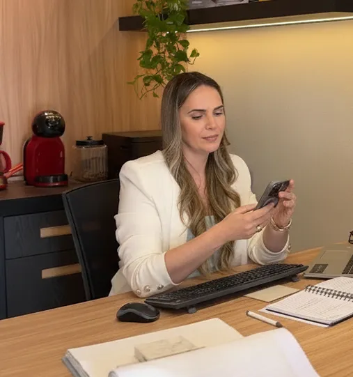 Elaine Mirandola lendo os depoimentos do Studio7 Interiores e Arquitetura Google